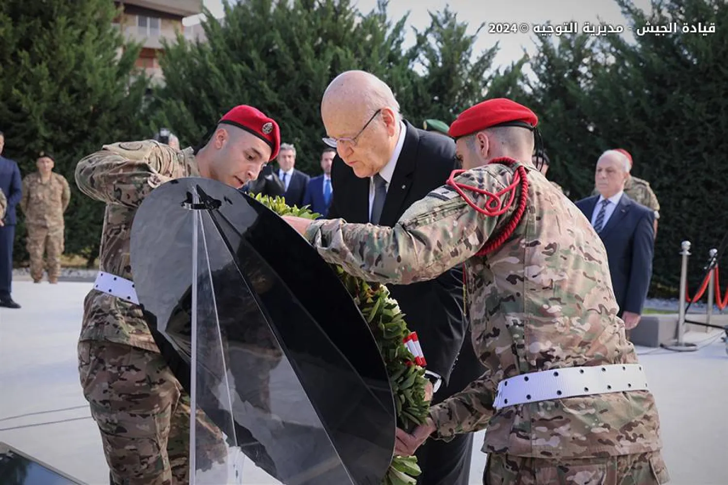 رئيس الحكومة نجيب ميقاتي يضع إكليلاً من الزهر على نصب شهداء الجيش في وزارة الدفاع الوطني (قيادة الجيش)