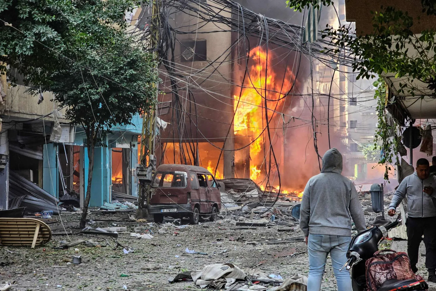 نيران مشتعلة بمبنى استهدفته غارة إسرائيلية في حارة حريك بالضاحية الجنوبية (أ.ف.ب)