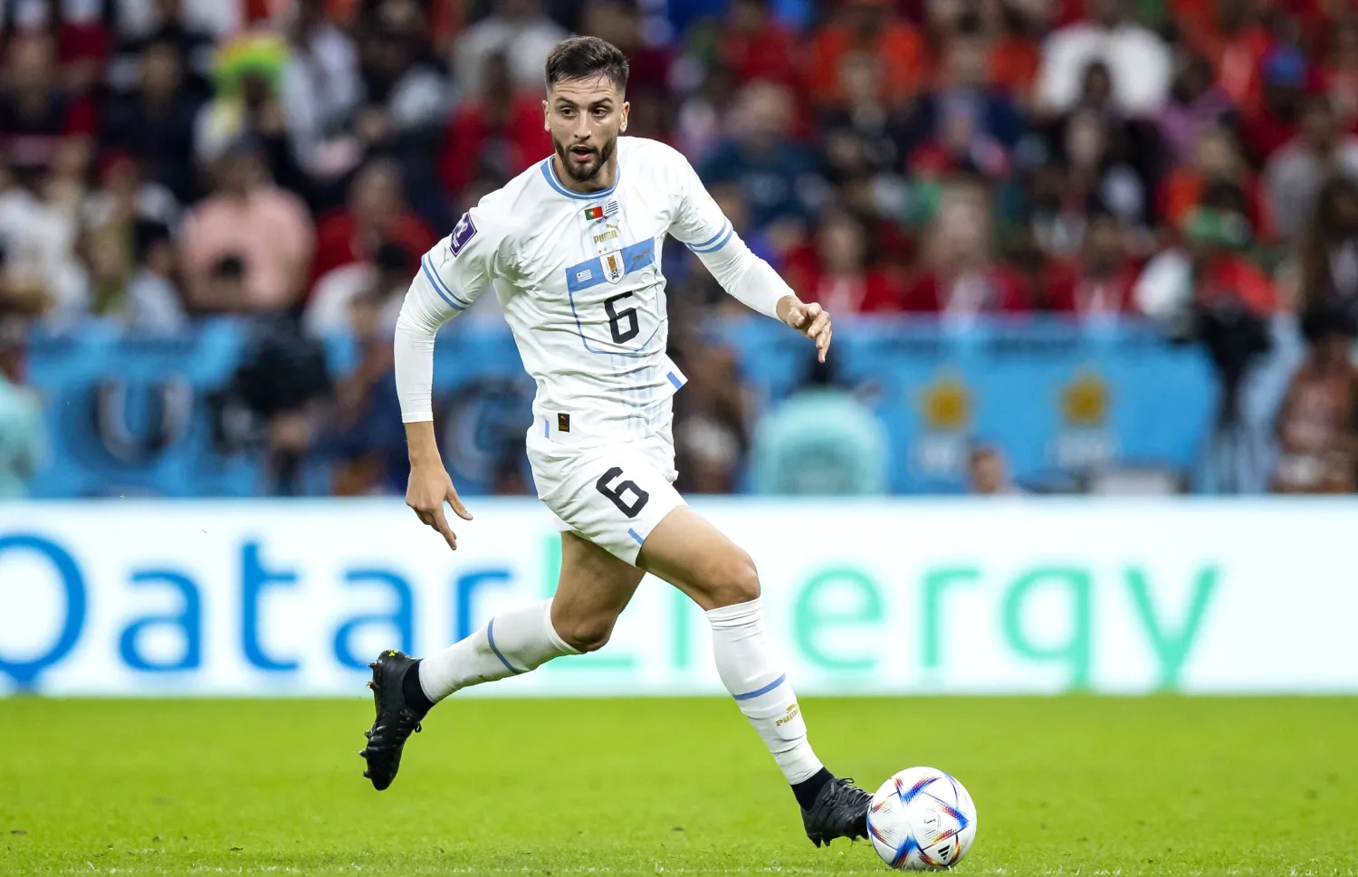 رودريغو بينتانكور خلال مشاركته مع منتخب الأوروغواي في مواجهة البرازيل الأخيرة بالتصفيات (د.ب.أ)