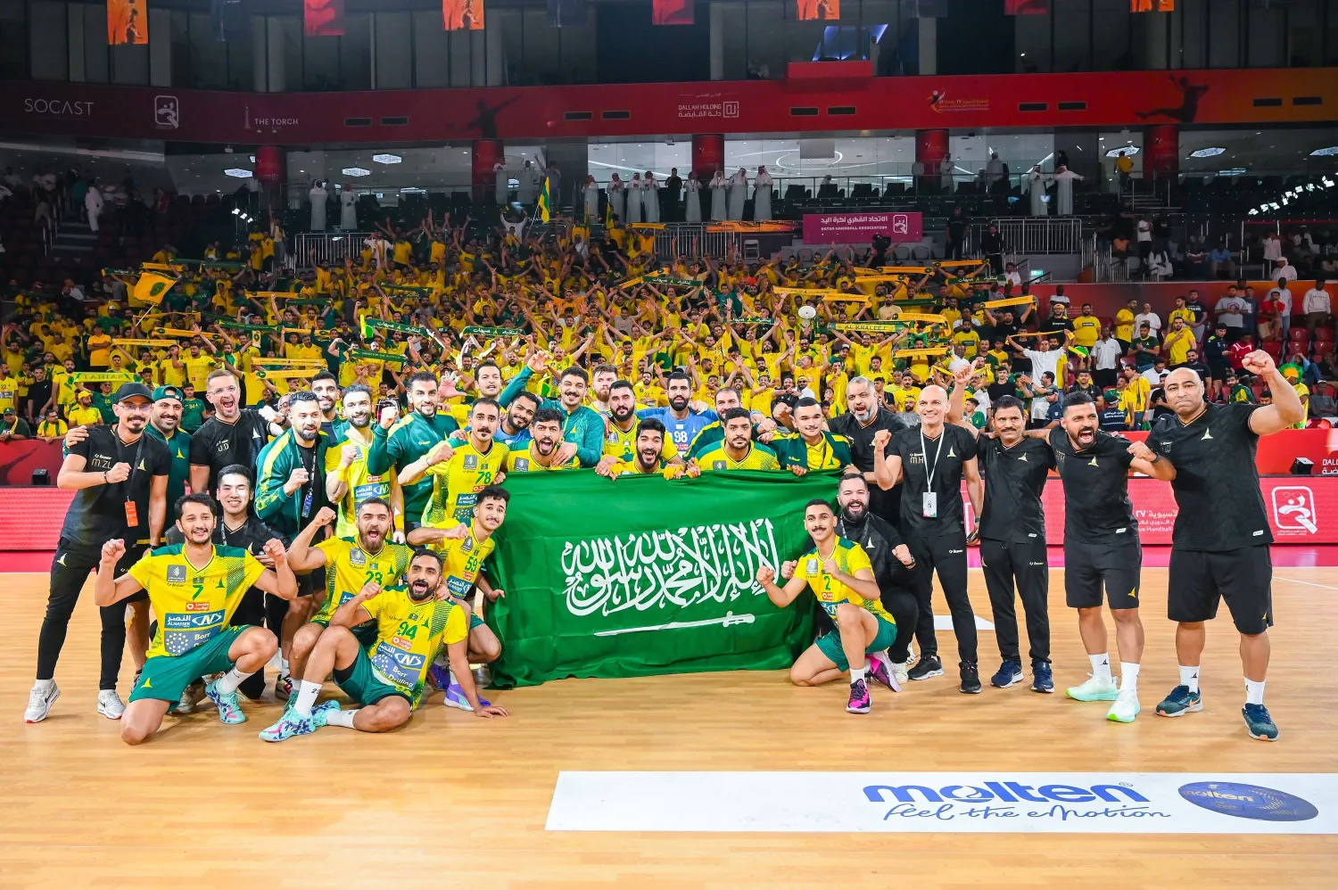 لاعبو الخليج يحتفلون ببلوغهم نهائي اليد الآسيوية (الخليج)