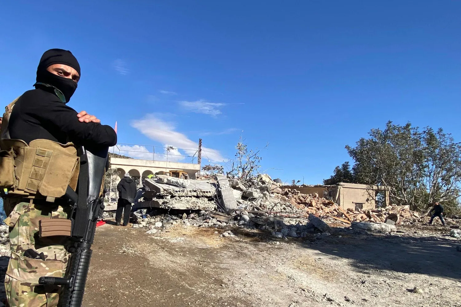 جندي بالجيش اللبناني يقف إلى جانب موقع استهداف إسرائيلي في شرق لبنان (أ.ف.ب)