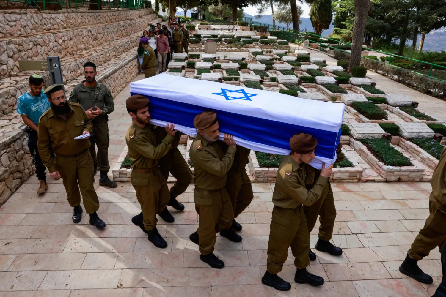 تشييع عسكري قُتل في معارك جنوب لبنان يوم 20 نوفمبر (أ.ف.ب)