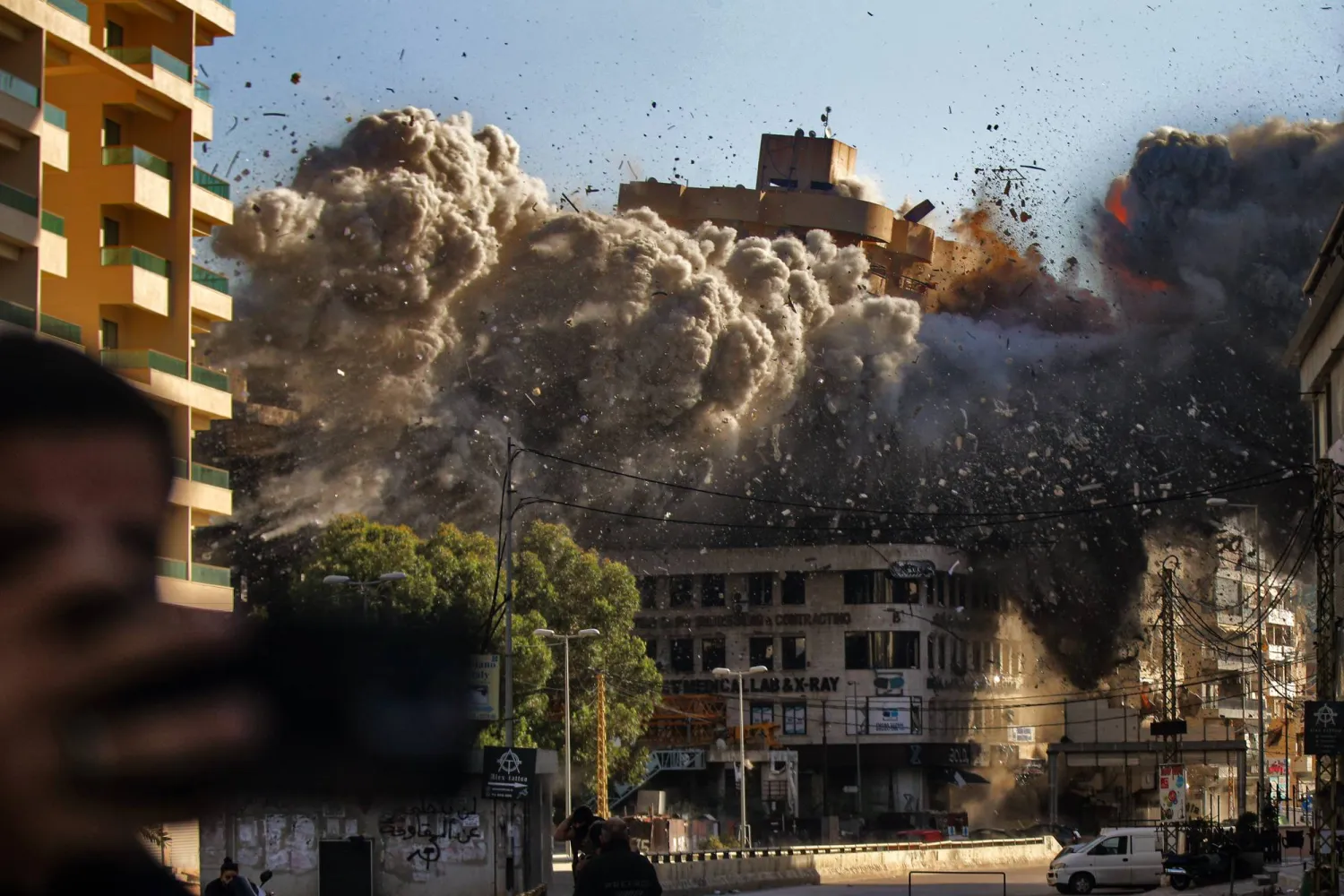 انبعثت أعمدة الدخان والنيران من مبنى في اللحظة التي أصاب فيها صاروخ إسرائيلي منطقة الشياح (د.ب.أ)