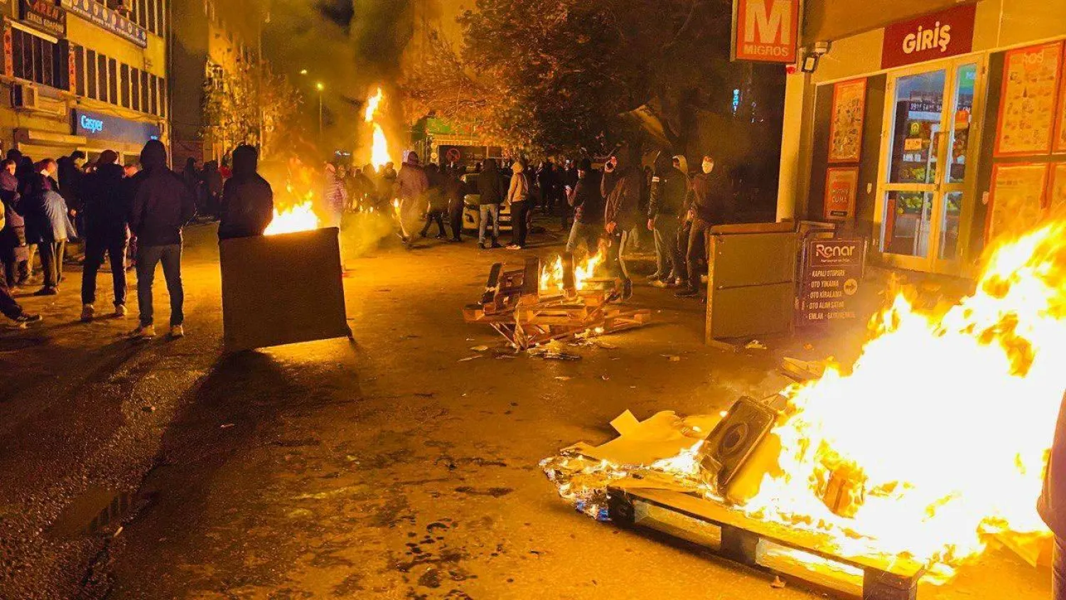 محتجون أشعلوا النار في الشوارع المحيطة ببلدية تونجلي في شرق تركيا بعد عزل رئيسه وتعيين وصي عليها (إعلام تركي)