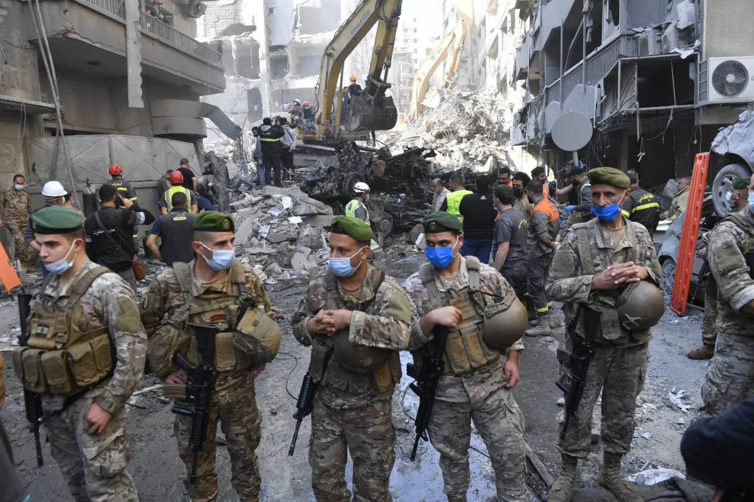 أفراد من الجيش اللبناني في موقع تعرض لغارة إسرائيلية في حي البسطة الفوقا في قلب العاصمة اللبنانية (الشرق الأوسط)