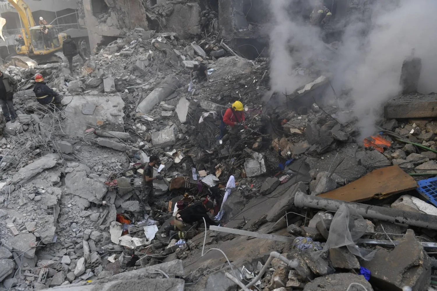 آثار الغارة الإسرائيلية بحي البسطة الفوقا في قلب العاصمة اللبنانية (الشرق الأوسط)