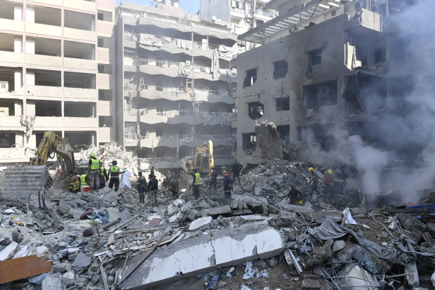 تعرضت مبانٍ سكنية للدمار إثر الغارة الإسرائيلية في حي البسطة الفوقا في قلب العاصمة اللبنانية (الشرق الأوسط)