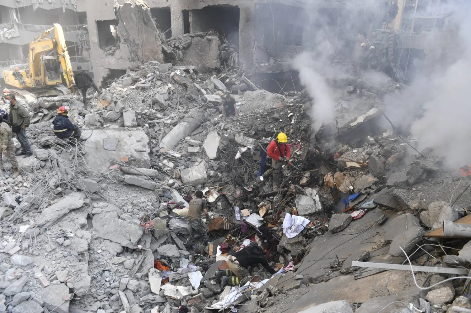 أدخنة نتيجة الغارة الإسرائيلية في حي البسطة الفوقا في قلب العاصمة اللبنانية (الشرق الأوسط)