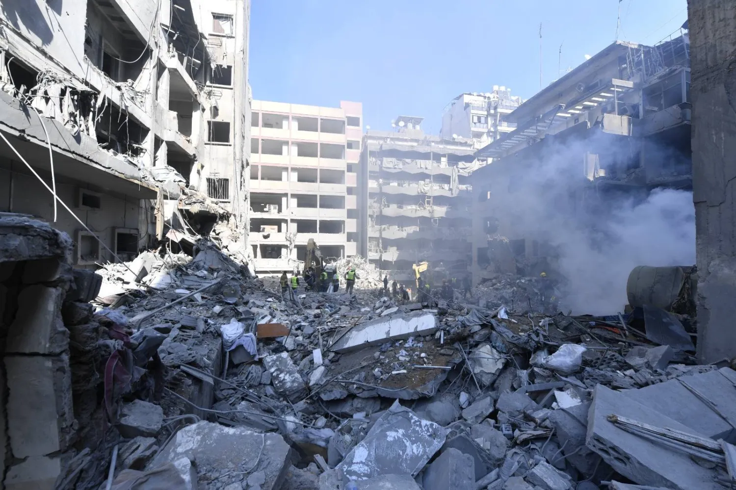 آثار الغارة الإسرائيلية بحي البسطة في قلب العاصمة اللبنانية (الشرق الأوسط)