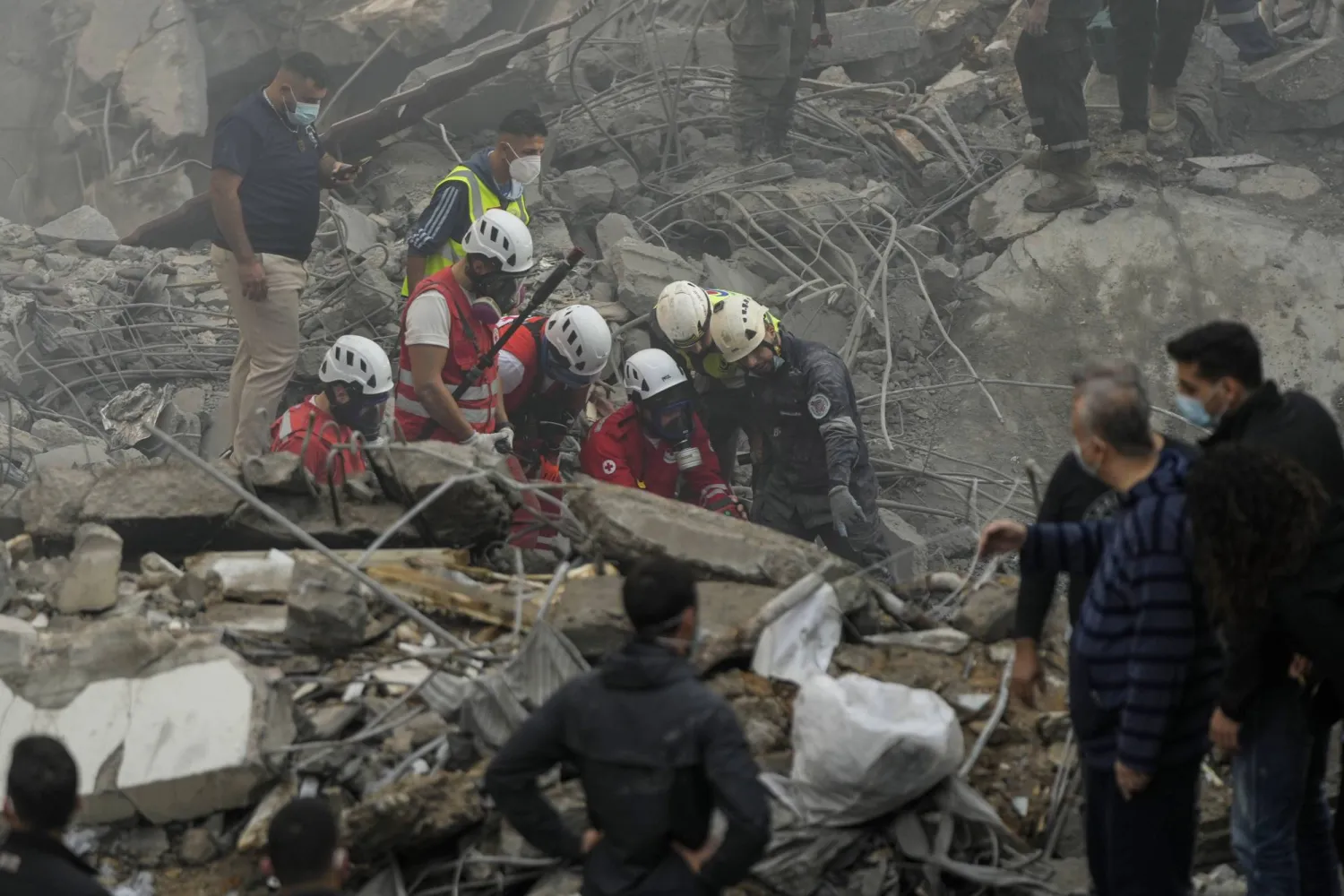 عمال الإنقاذ يبحثون عن ضحايا في موقع غارة جوية إسرائيلية في بيروت (أ.ب)