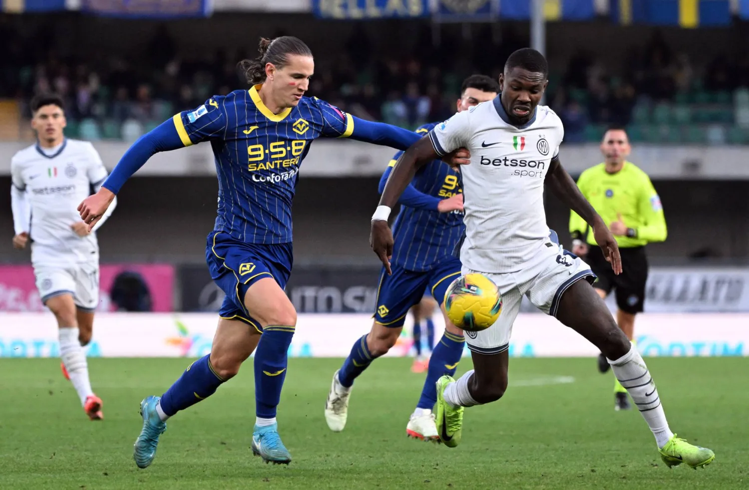 انتر ميلان سحق فيرونا بخماسية (رويترز)