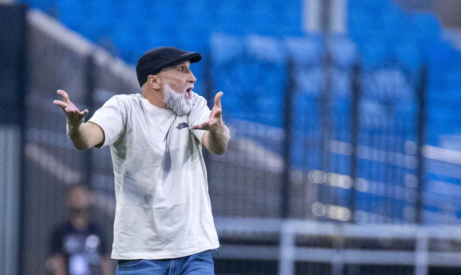 ألفارو باتشيكو مدرب فريق العروبة (تصوير: سعد الدوسري)