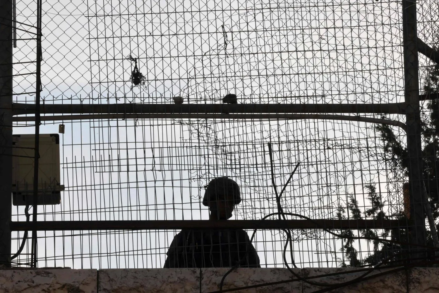 İşgal altındaki Batı Şeria'nın El Halil kentinde bir İsrail askeri (AFP)