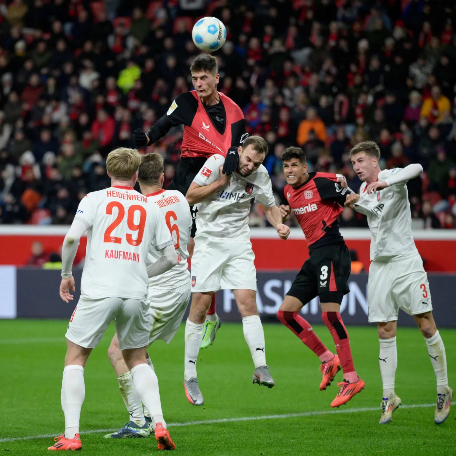 ليفركوزن اكتسح ضيفه هايدنهايم بخماسية (أ.ف.ب)