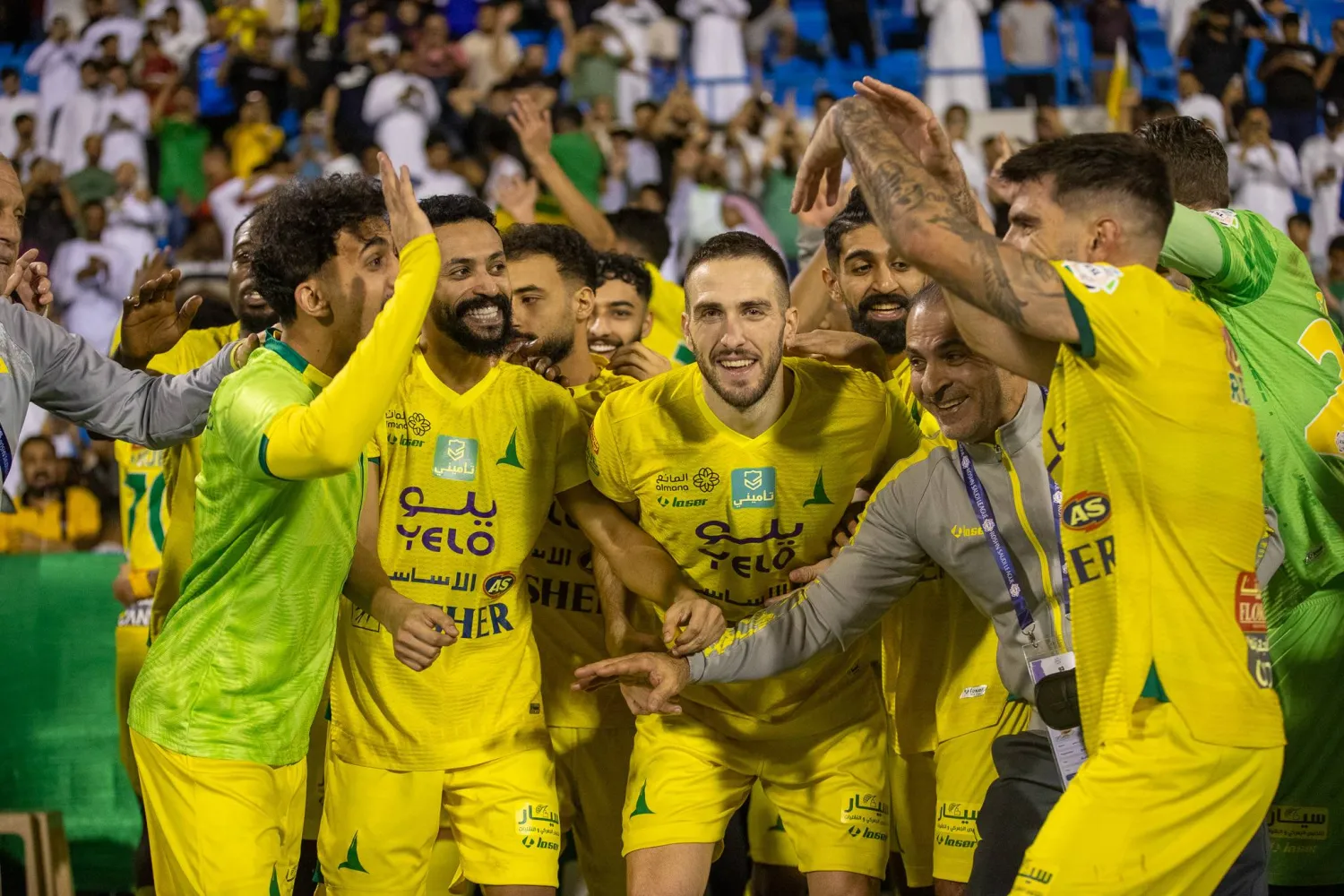 لاعبو الخليج يحتفلون مع جماهيرهم بعد الفوز بالمباراة (تصوير: عيسى الدبيسي)