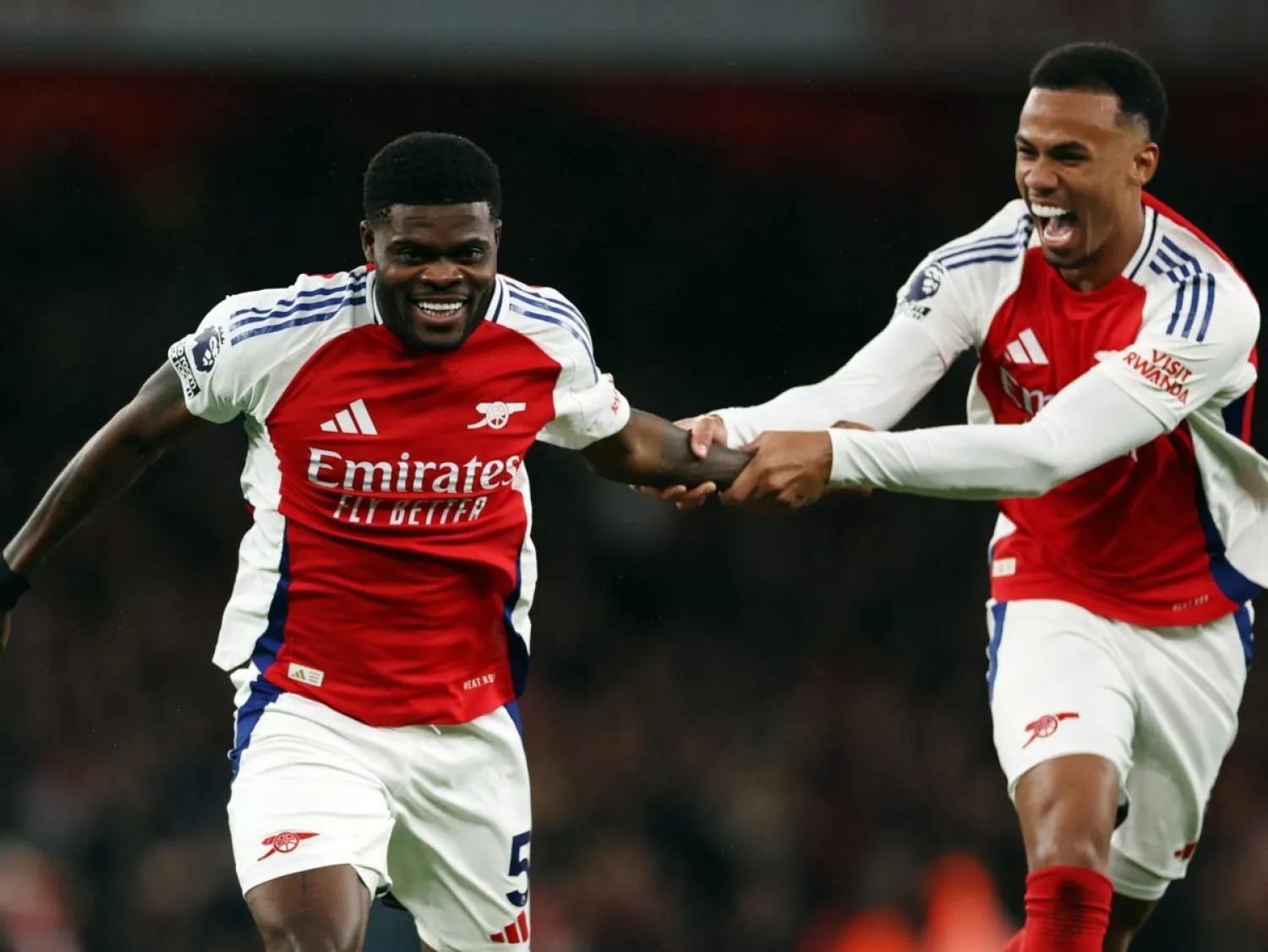  توماس بارتي لاعب أرسنال محتفلا بهدفه في مرمى نوتنغهام فورست (رويترز)