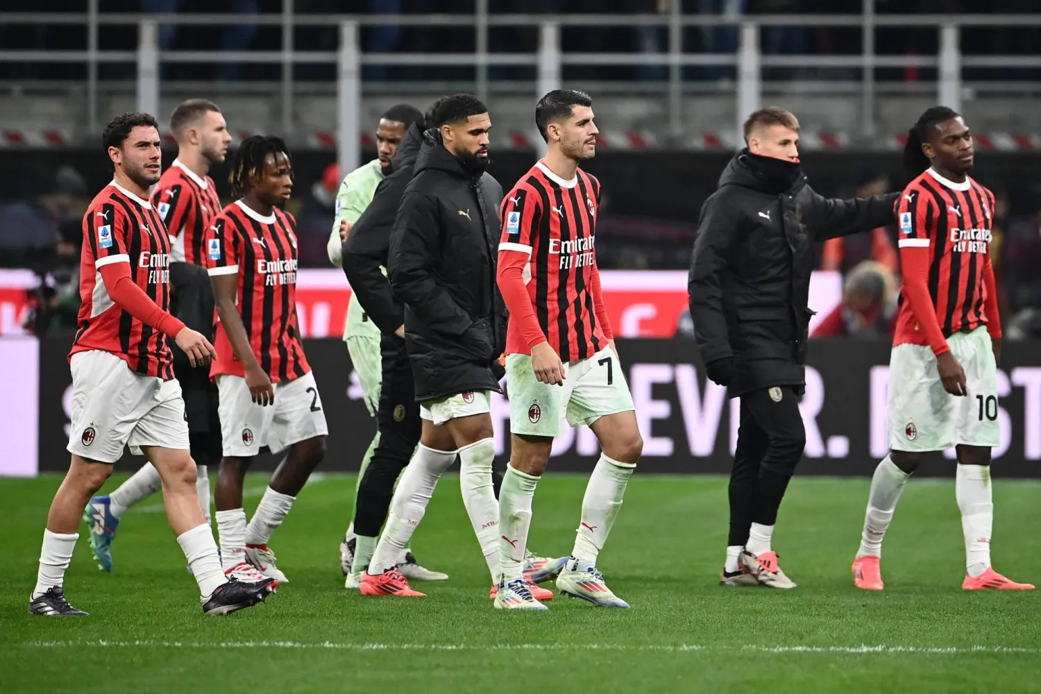 جماهير الميلان أطلقت صيحات الاستهجان على لاعبيها (أ.ف.ب)