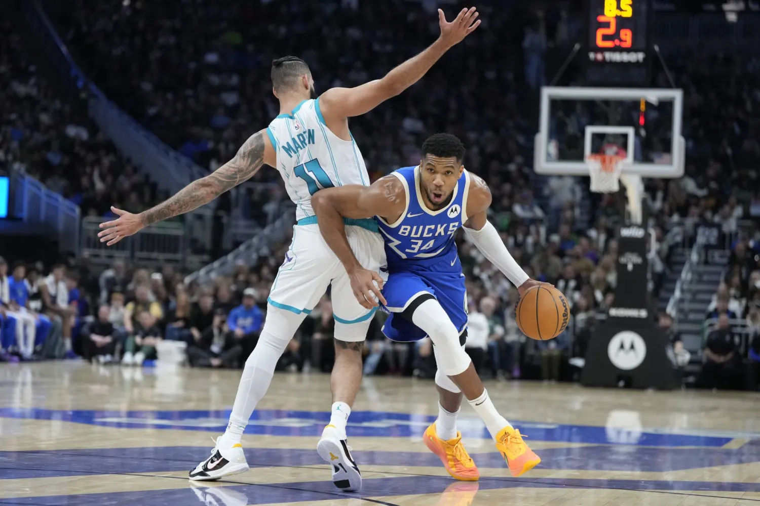 سجل أنتيتوكونمبو 12 من 23 محاولة من الملعب و7 من 10 من خط الرميات الحرة (أ.ب)