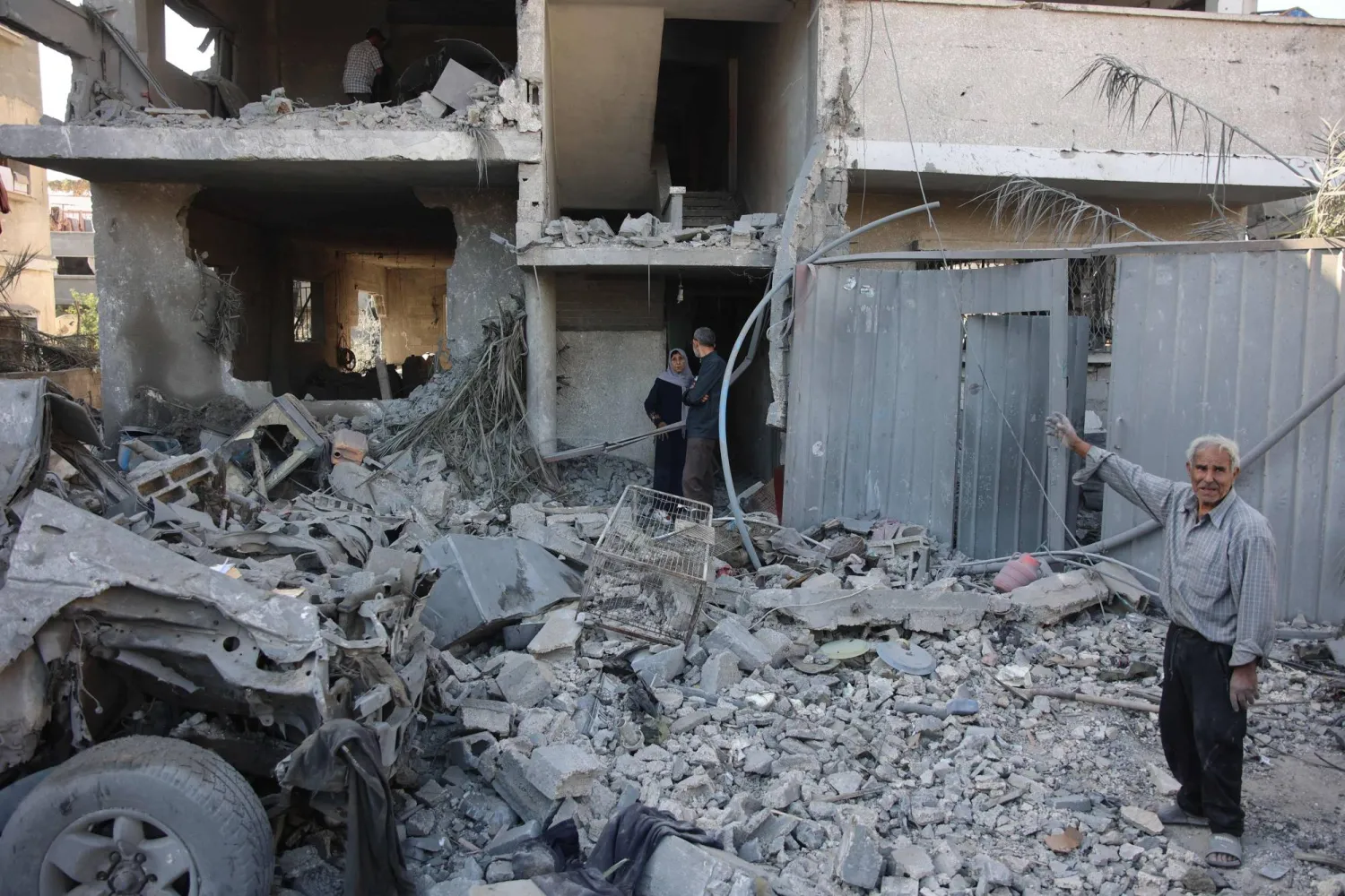 A Palestinian man points at a damaged building in Jabalia in the northern Gaza Strip on November 20, 2024, amid the ongoing war between Israel and the Palestinian Hamas movement. (Photo by Omar AL-QATTAA / AFP)
