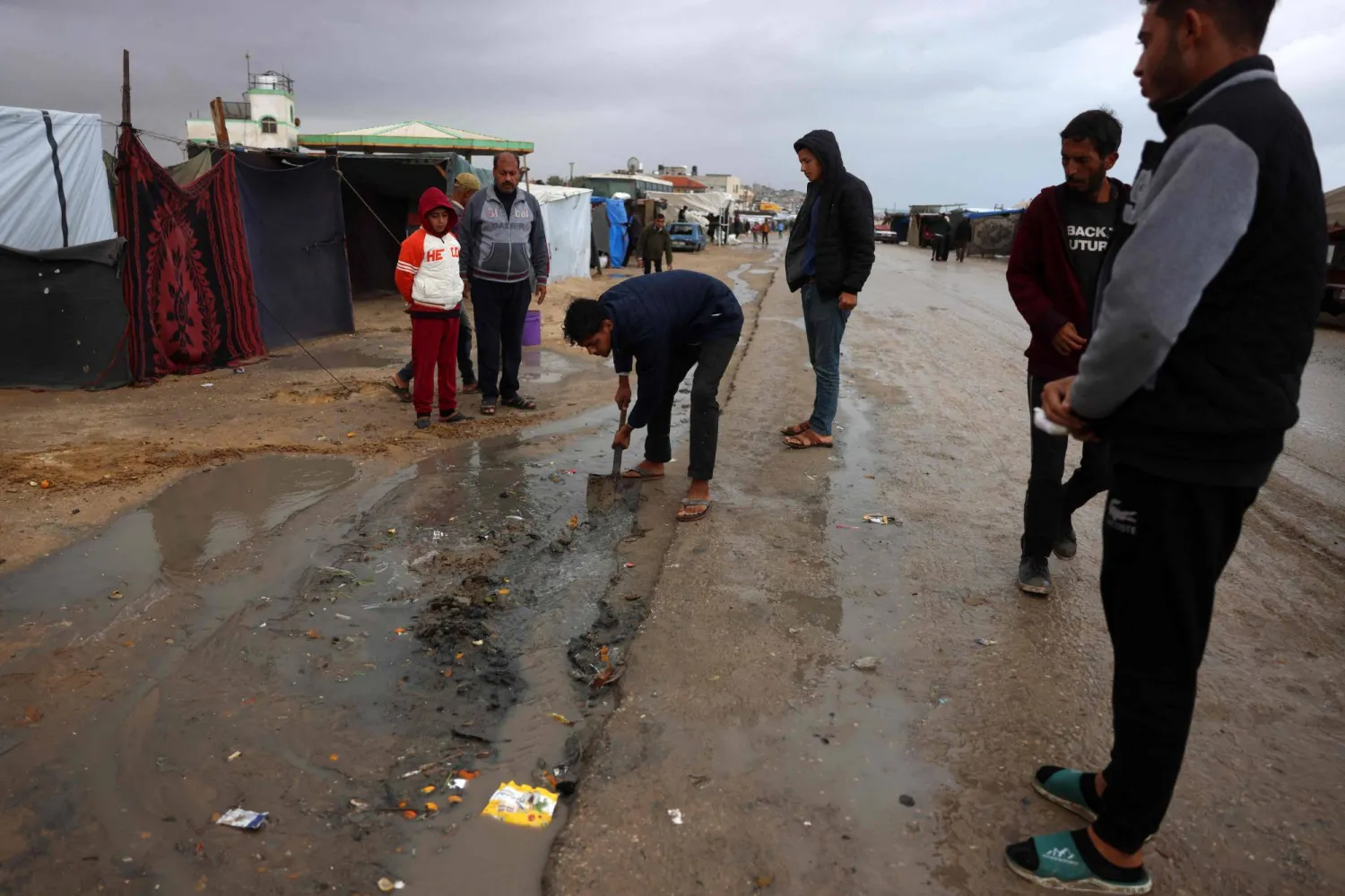 زادت أمطار الشتاء من بؤس سكان غزة البالغ عددهم 2.3 مليون نسمة تقريباً والذين نزح معظمهم مراراً (أ.ف.ب)