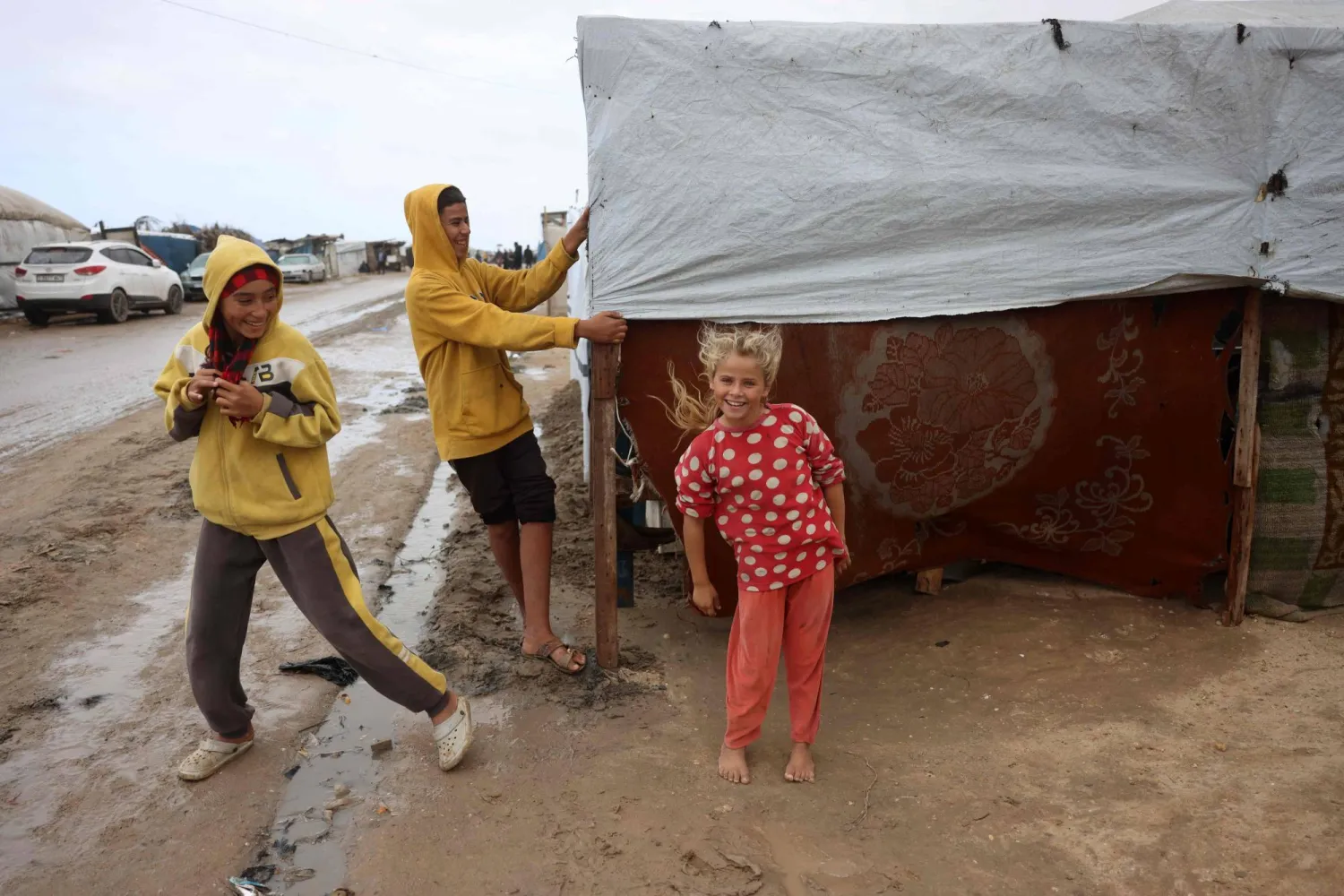 أصدر الجيش الإسرائيلي أوامر إخلاء جديدة للسكان في مناطق بأحد الأحياء الواقعة في شرق مدينة غزة ما أدى إلى موجة نزوح جديدة الأحد (أ.ف.ب)