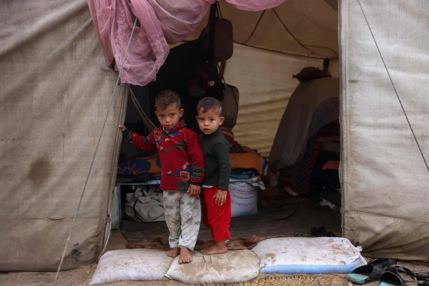 غمرت مياه الأمطار مئات الخيام في أنحاء القطاع وأفسدت طعاماً وجرفت الأفرشة من البلاستيك والقماش التي تحميهم من العوامل الجوية (أ.ف.ب)