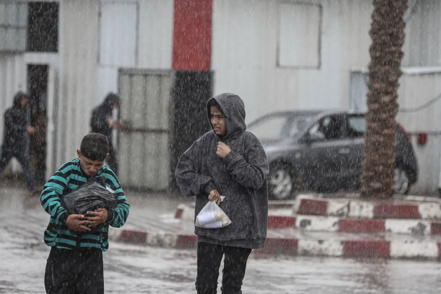 أسفرت العمليات العسكرية الإسرائيلية في قطاع غزة عن مقتل أكثر من 44 ألف شخص وتهجير معظم سكان القطاع مرة واحدة على الأقل وفقاً لمسؤولي غزة (أ.ف.ب)