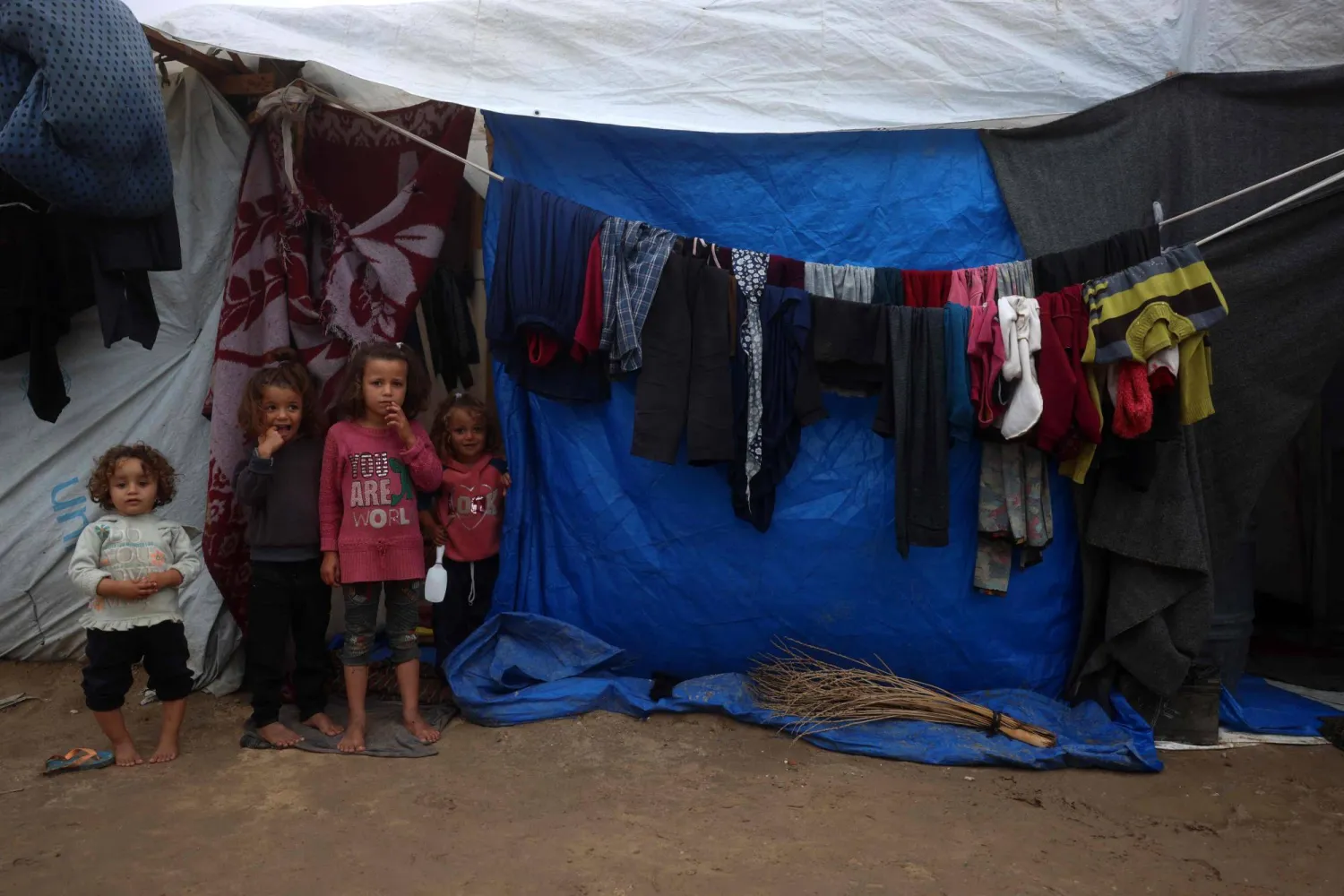 معدلات الرطوبة تشكل التحدي الرئيسي للنازحين وتتسرب عبر الملابس التي لا تجف في مثل هذه الظروف المعيشية الهشة (أ.ف.ب)