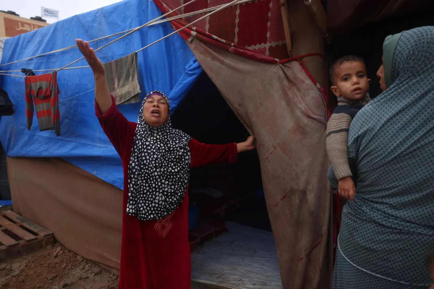 فلسطينية تبكي أمام خيمتها في مخيم للنازحين بدير البلح (أ.ف.ب)