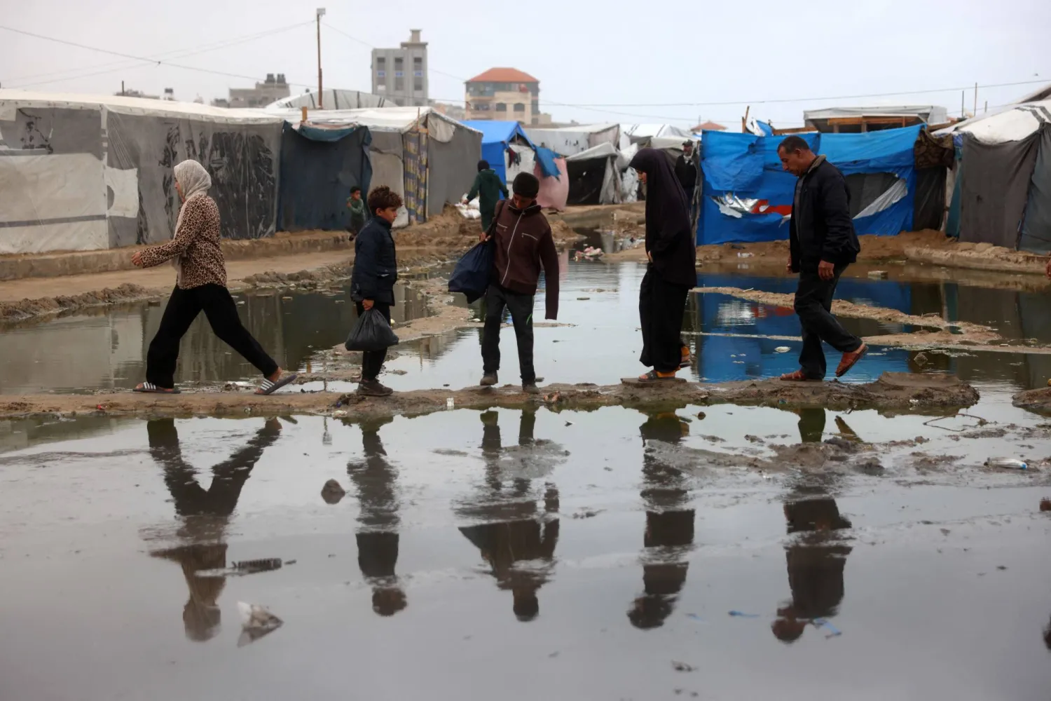 حذر برنامج الأغذية العالمي من أن نقص الغذاء مع دخول فصل الشتاء وغيره من الإمدادات الإنسانية الحيوية التي تدخل القطاع قد يؤدي إلى المجاعة ما لم يتم اتخاذ إجراءات فورية (أ.ف.ب)