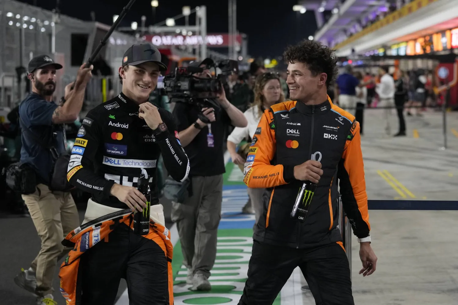 أوسكار بياستري وزميله لاندو نوريس يحتفلان بالفوز في سباق السرعة بقطر (أ.ب)