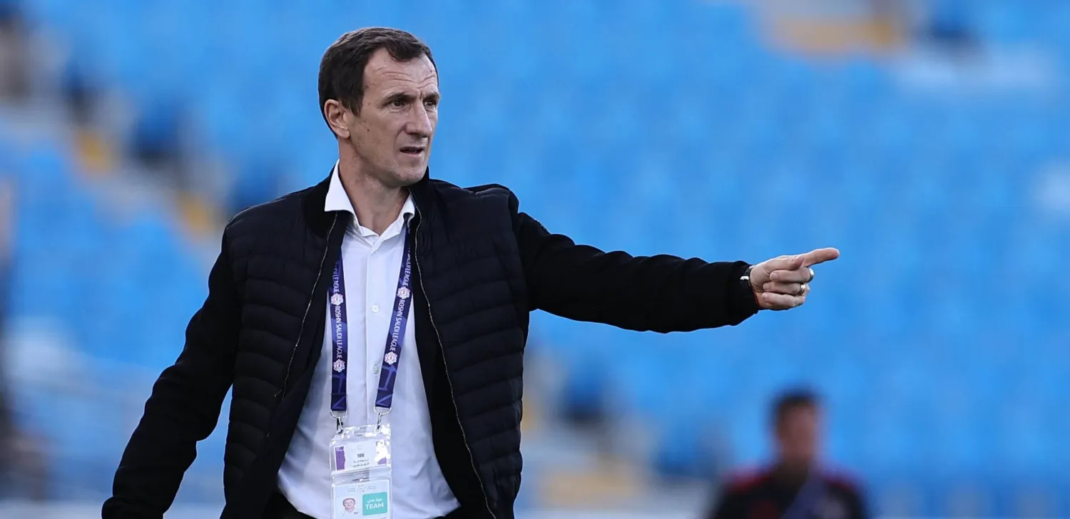 الأرجنتيني رودولفو أروابارينا مدرب فريق التعاون (تصوير: سعد العنزي)