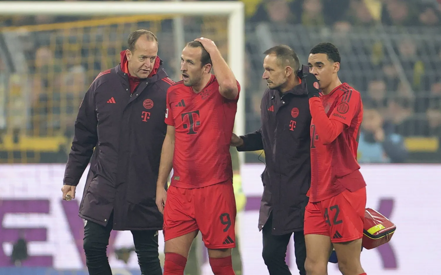 هاري كين لدى خروجه من ملعب المباراة بعد تعرضه للإصابة (إ.ب.أ)