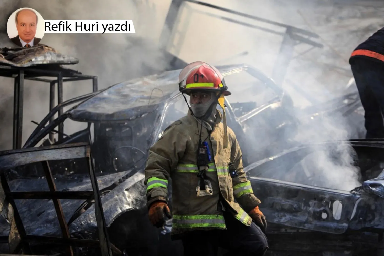 Beyrut'un güney banliyösündeki el-Kafaat mahallesine yönelik İsrail hava saldırılarının hedef aldığı yerde alevler içindeki enkazın ortasında duran bir itfaiyeci, 1 Kasım 2024 (AFP)