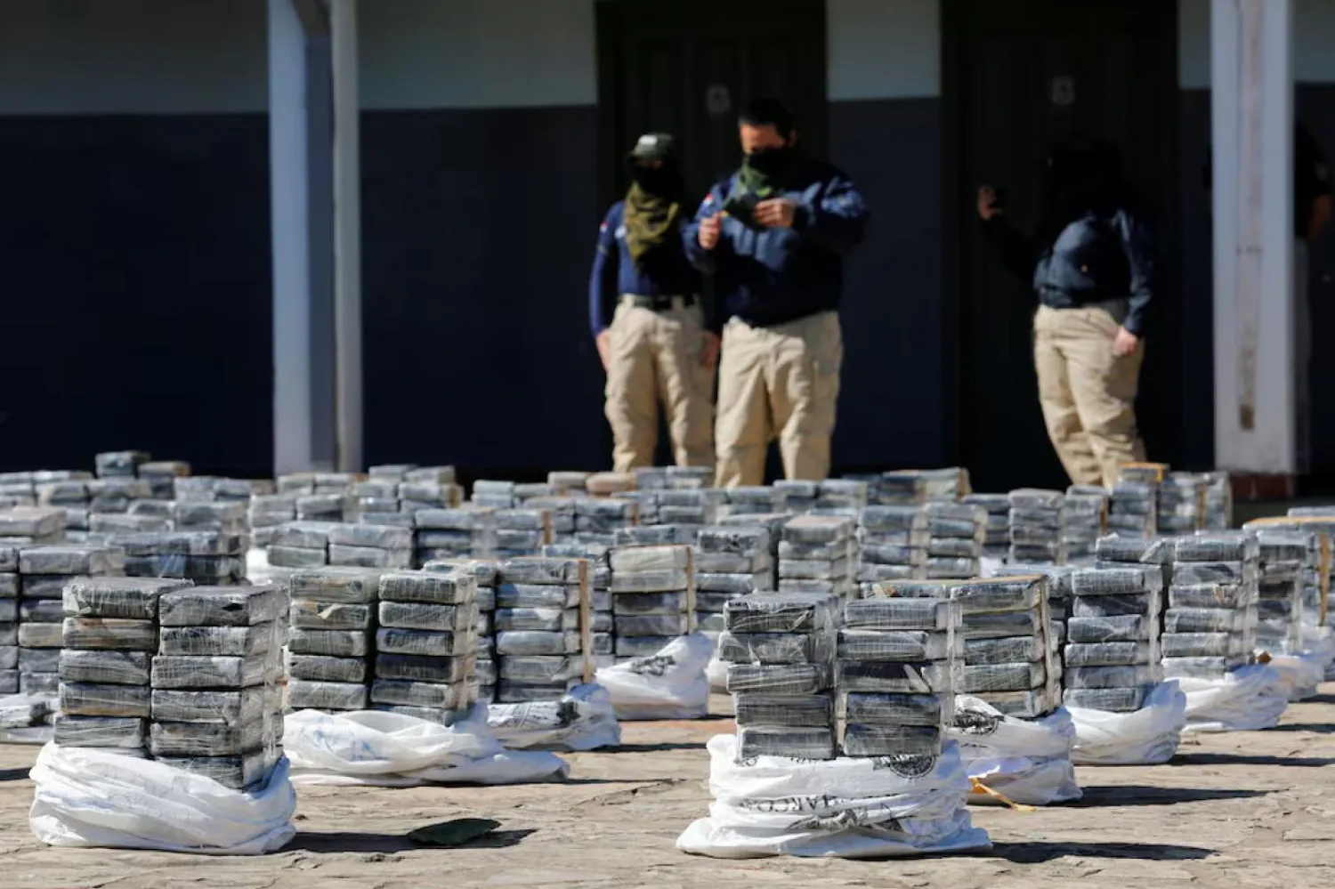 Paraguay polisinin 2021'de düzenlediği operasyonda, şeker paketlerine saklanmış yaklaşık 3,5 ton kokain ele geçirilmişti (Reuters)