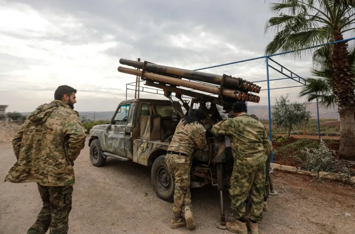 عناصر من الفصائل السورية المسلحة في حماة (أ.ف.ب)