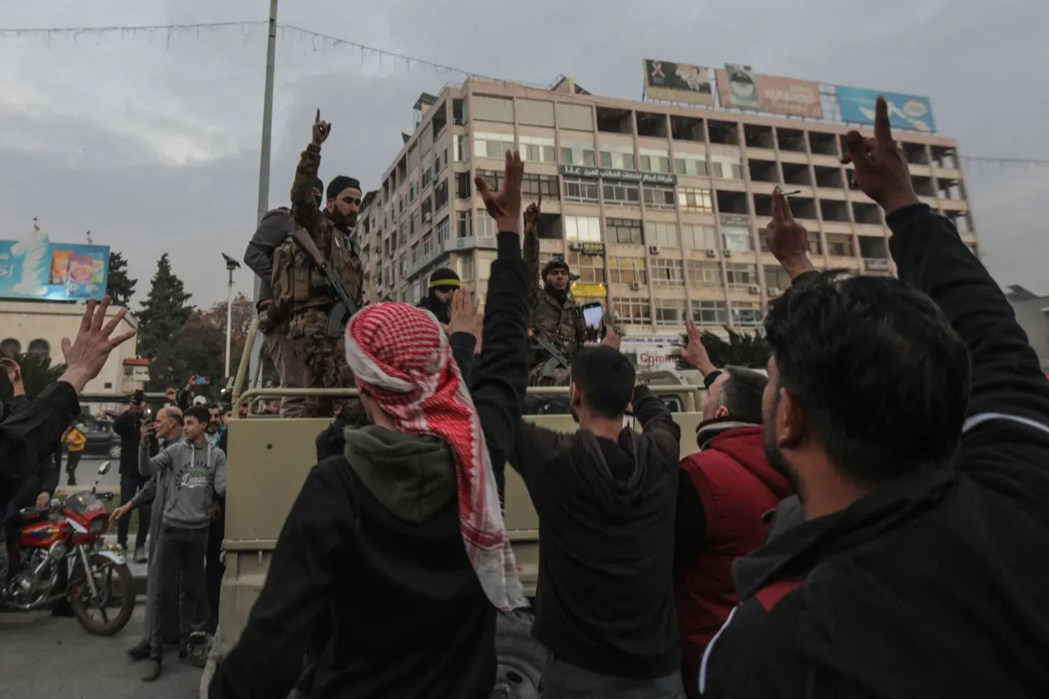 Suriyeli muhalif grupların üyeleri Hama şehrine girişlerini kutluyor. (AFP)