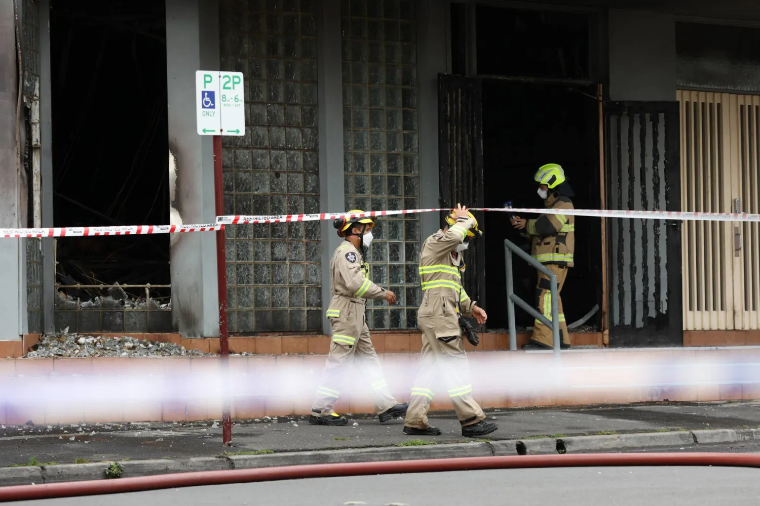 06 December 2024, Australia, Melbourne: Fire crews work at the scene of a fire at the Adass Israel Synagogue in Ripponlea. Photo: Con Chronis/AAP/dpa