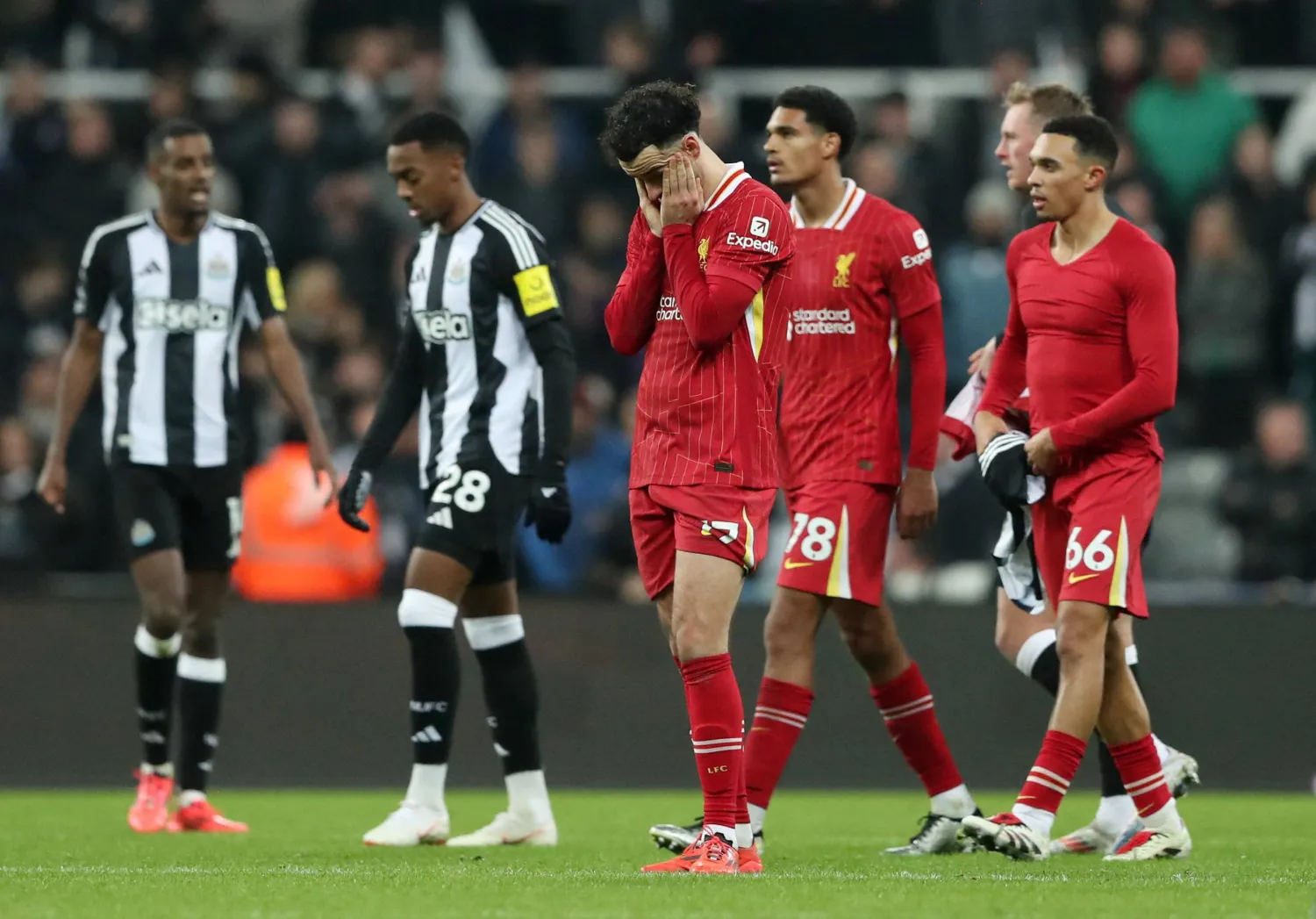 أحزان في ليفربول ورضا بالتعادل في نيوكاسل (رويترز)