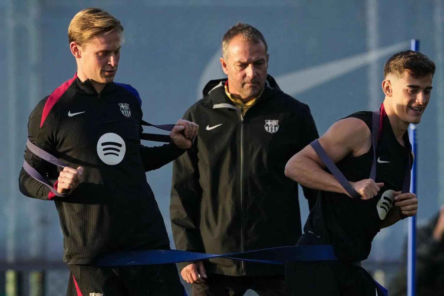 فليك خلال قيادته تدريبات برشلونة الأخيرة (إ.ب.أ)