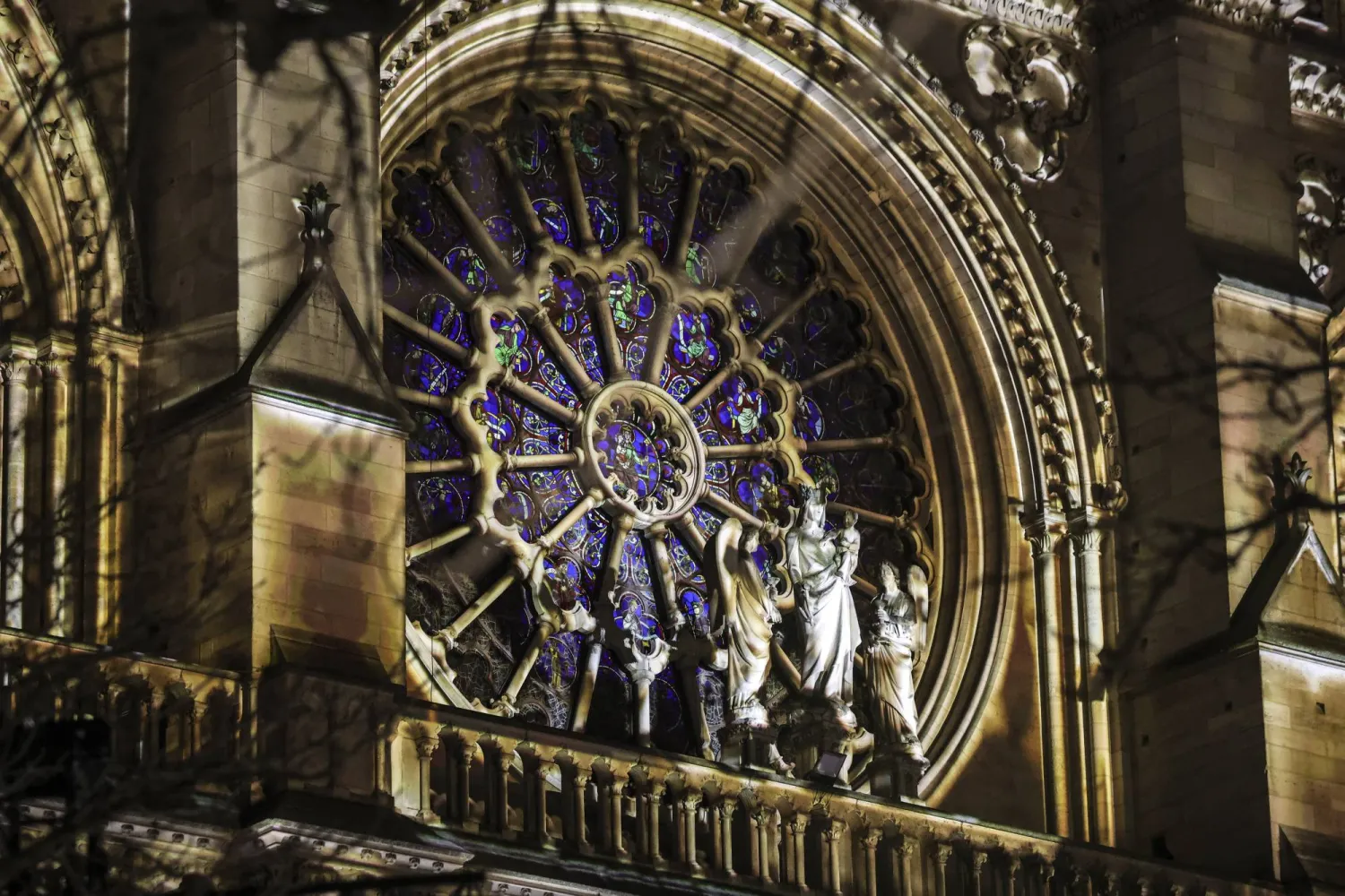 عرض ضوئي يضيء واجهة كاتدرائية نوتردام خلال الاستعدادات النهائية لإعادة افتتاحها (إ.ب.أ)