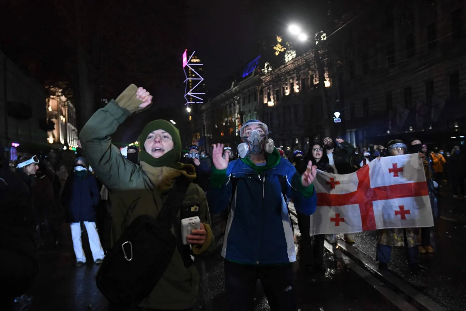 متظاهرون مناهضون للحكومة في تبيليسي (أ.ف.ب)