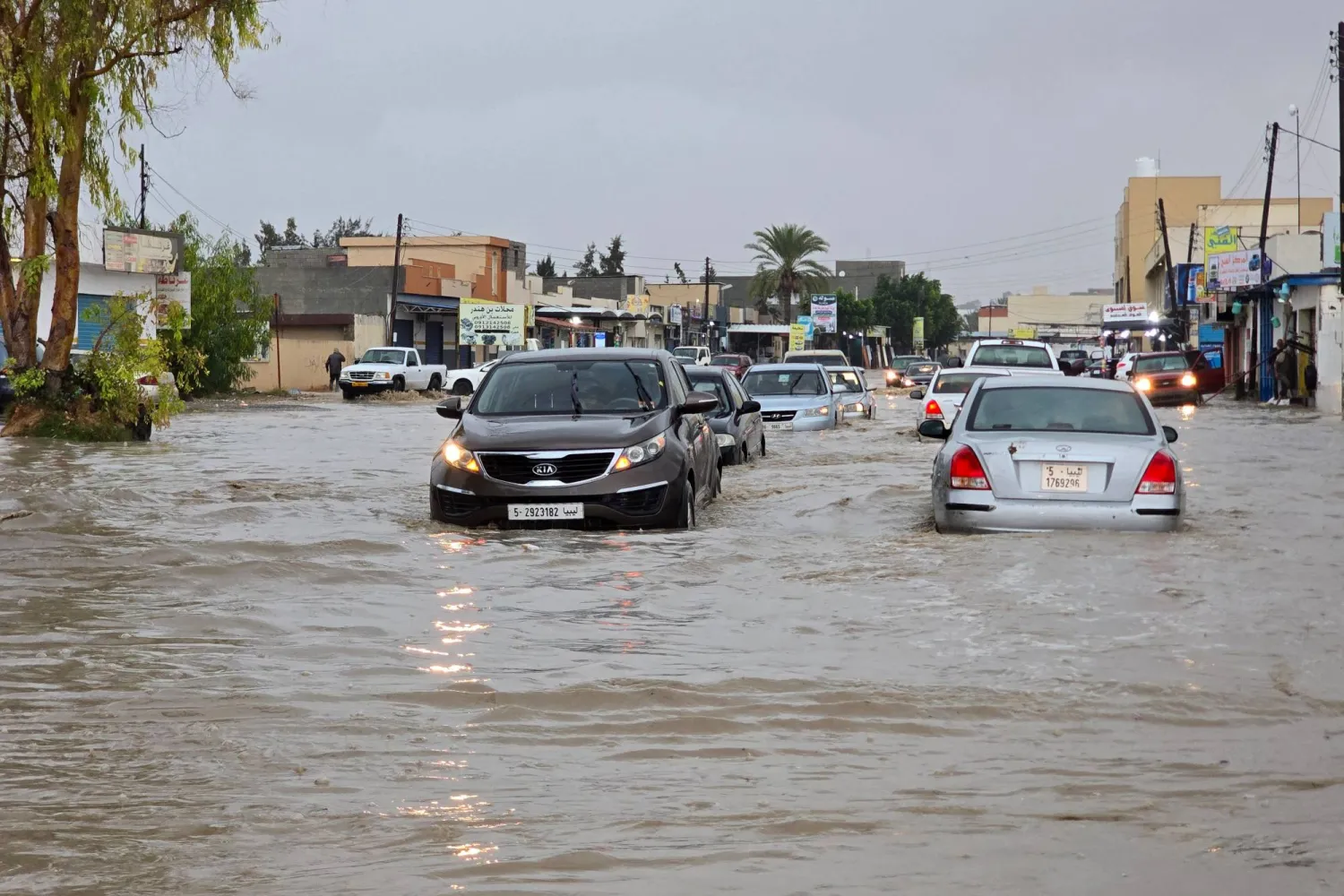 جانب من السيول التي اجتاحت شوارع طرابلس نتيجة الأمطار الغزيرة (أ.ف.ب)