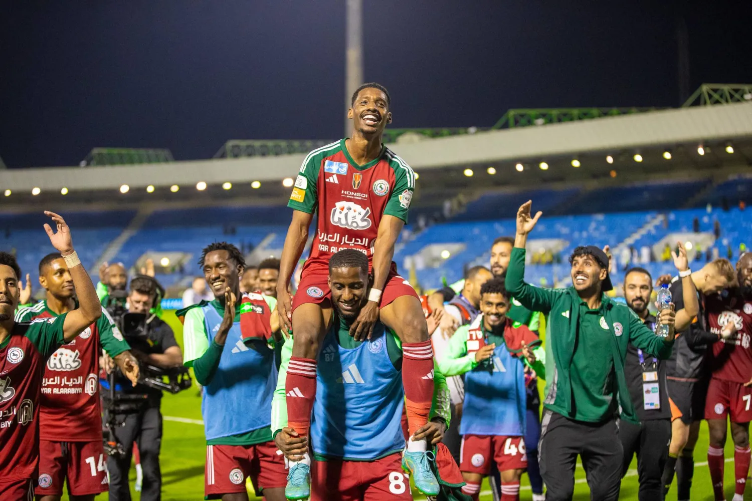 رديف محتفلاً مع زملائه اللاعبين بعد الفوز على الخليج (تصوير: عيسى الدبيسي)