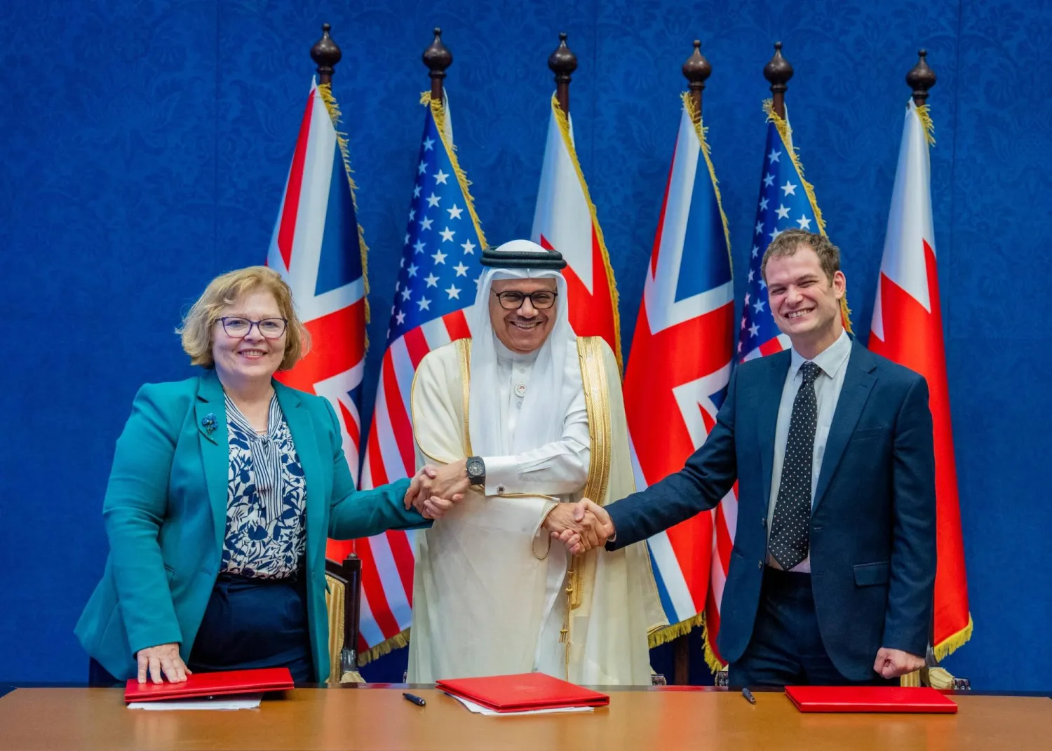 توقيع البروتوكول من وزير خارجية البحرين عبد اللطيف الزياني ومساعدة وزير الخارجية الأميركي لشؤون الشرق الأدنى باربرا ليف وهاميش فولكنر وزير الدولة البريطاني لشؤون الشرق الأوسط وشمال أفريقيا (بنا)