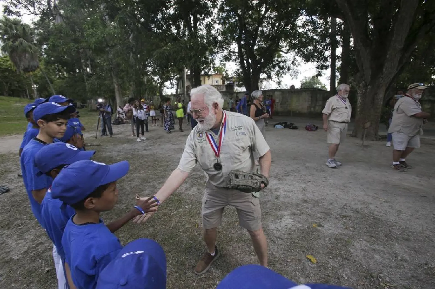  Bat Masterson, center, winner of the 2024 "Papa" Hemingway Look-Alike Contest at Sloppy Joe's Bar in Key West, participates in a baseball game at Finca Vigia, recalling passages from the life and work of 1954 Nobel Prize-winning writer Ernest Hemingway, in Havana, Cuba, Saturday, Dec, 6, 2024. (AP)