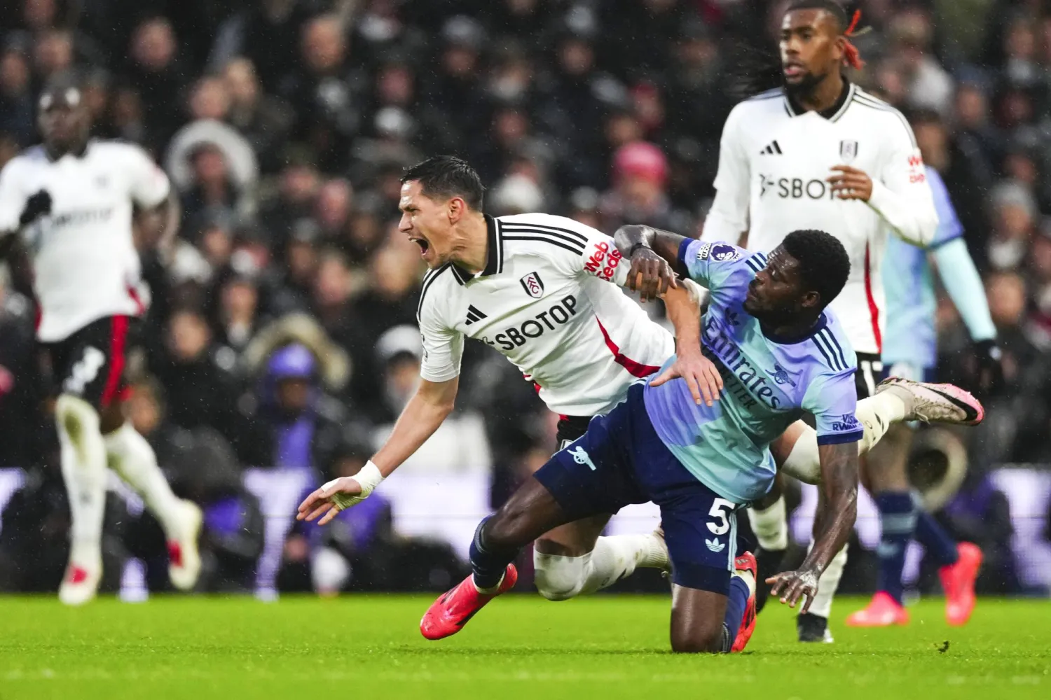 آرسنال اكتفى بالتعادل مع فولهام بهدف لكل فريق (أ.ب) 