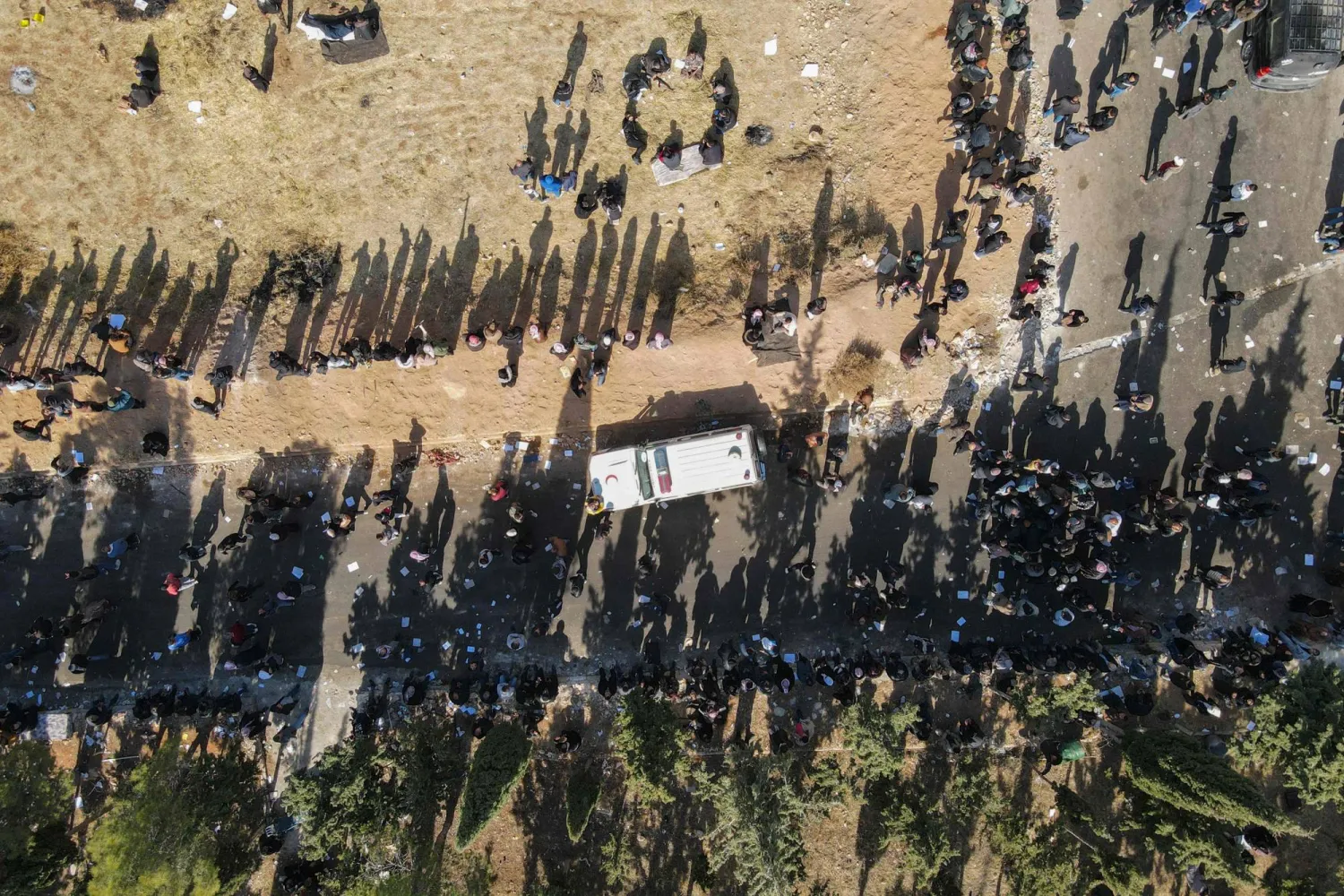 صورة جوية تظهر أشخاصاً يتجمعون بينما يبحث رجال الإنقاذ والخبراء عن أقبية مخفية محتملة في سجن صيدنايا بدمشق 9 ديسمبر 2024 (أ.ف.ب)