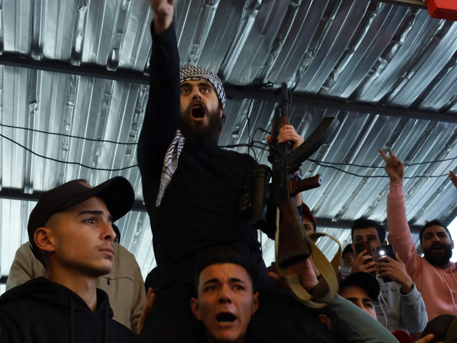 الاتحاد الأوروبي يقول إن هناك مخاوف مشروعة بشأن مخاطر العنف الطائفي في سوريا وتجدد التطرف (أ.ف.ب)
