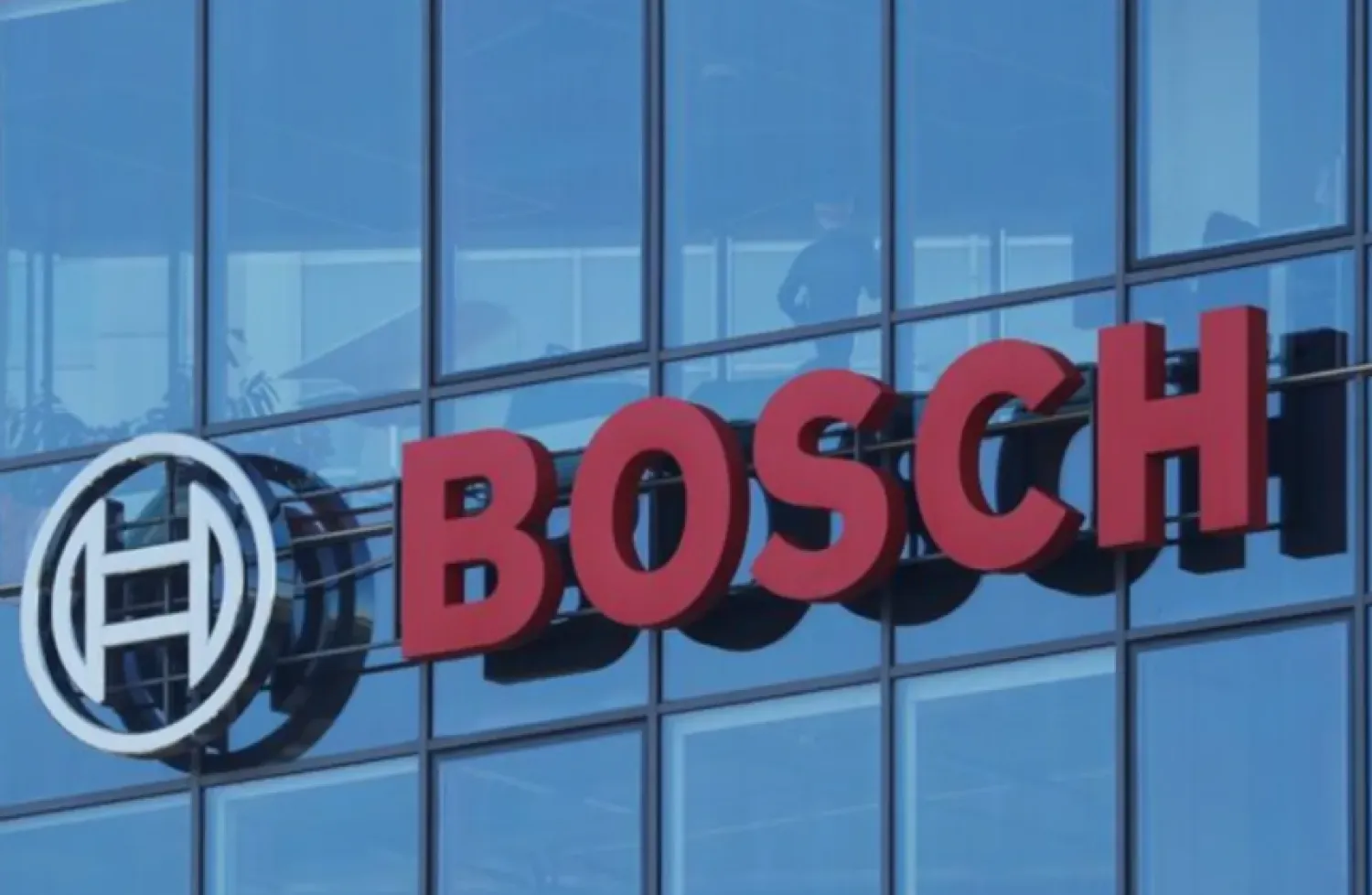 The logo of Bosch is seen at an office building in Kyiv, Ukraine July 6, 2020. REUTERS/Valentyn Ogirenko/File Photo
